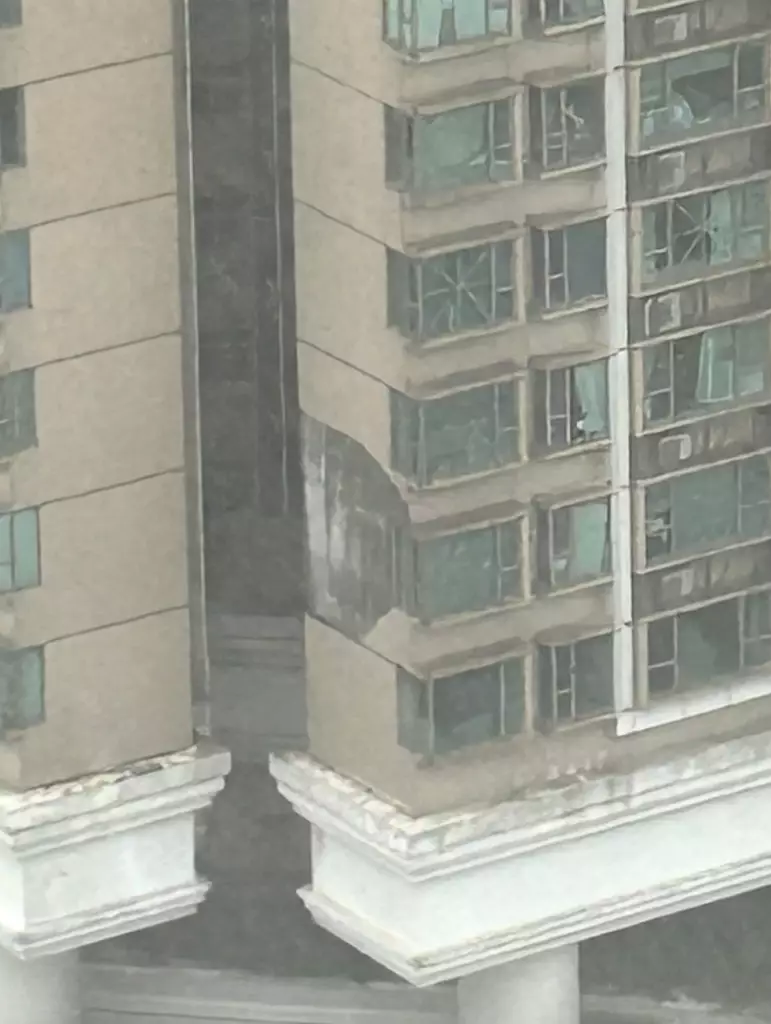 從上傳影片可見，外頭橫風橫雨，而有屋苑低層單位的外牆就疑似整幅被吹走。Threads截圖